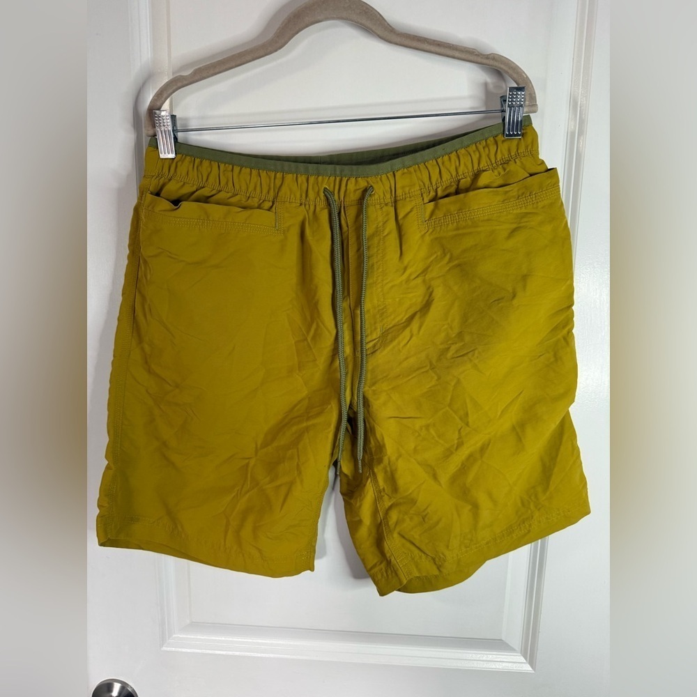 Duluth Trading Company Men’s 9” Yellow Green Grab Shorts - Size Large